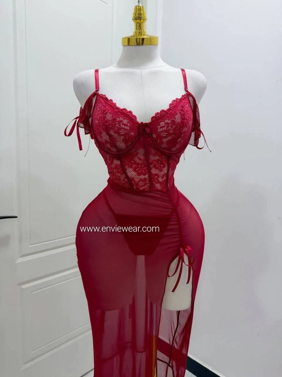 Robe transparente bordeaux